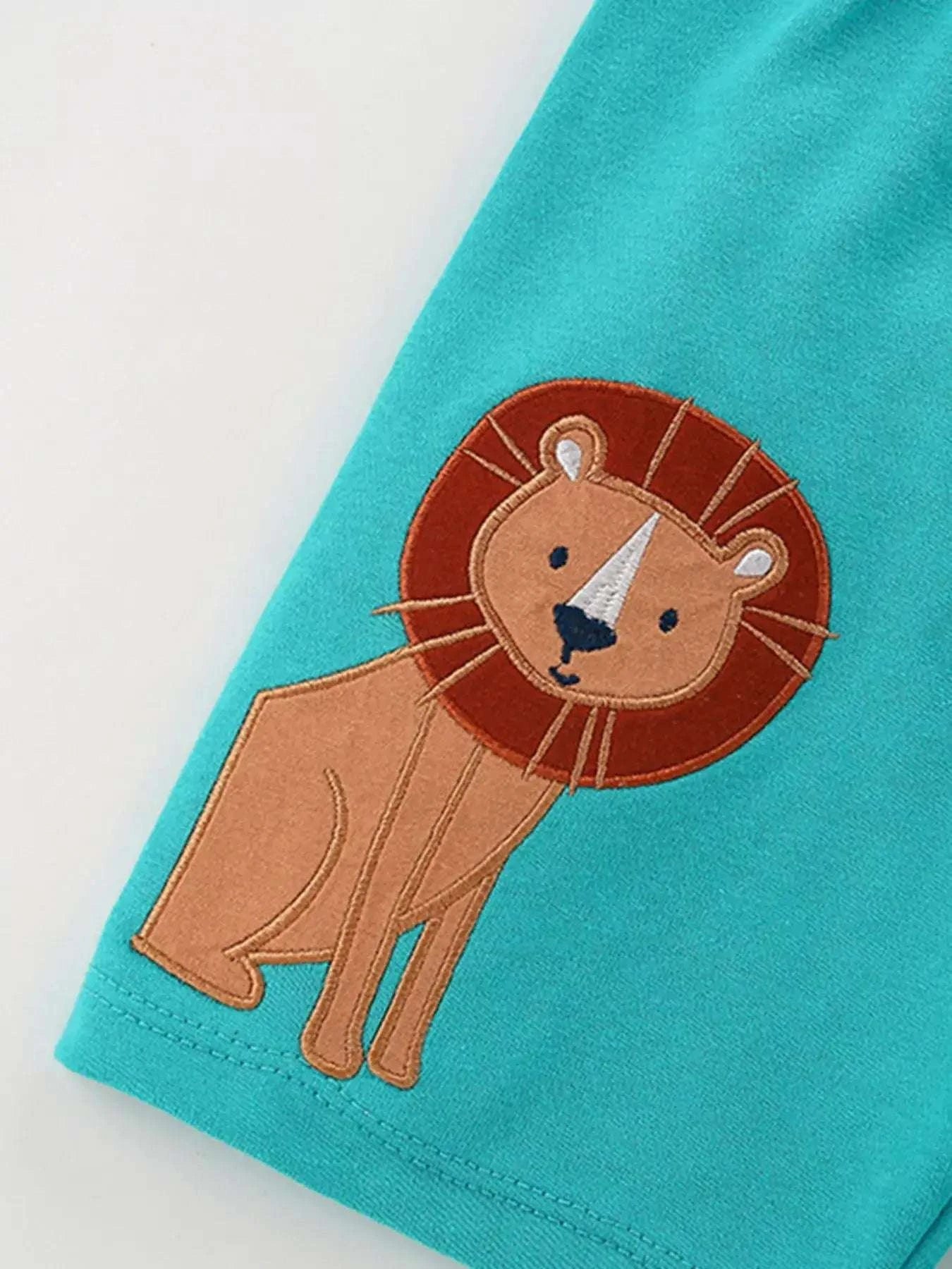 Kids teal graphic tee with lion applique on sleeve
