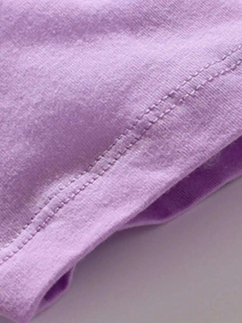 Children's lavender short-sleeve T-shirt sleeve hem and stitching detail