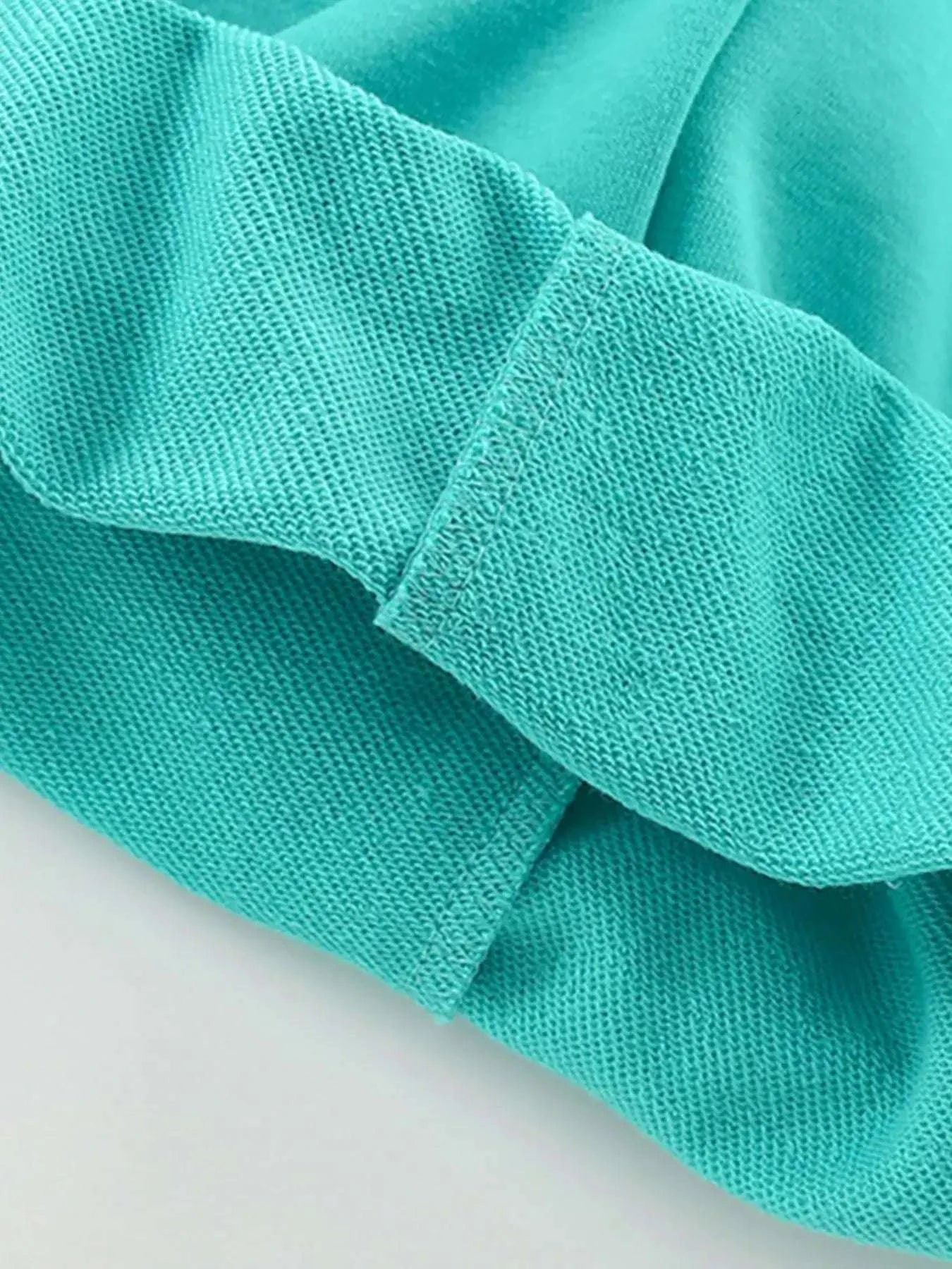 Kids tee with turquoise fabric, short sleeve and curved hem