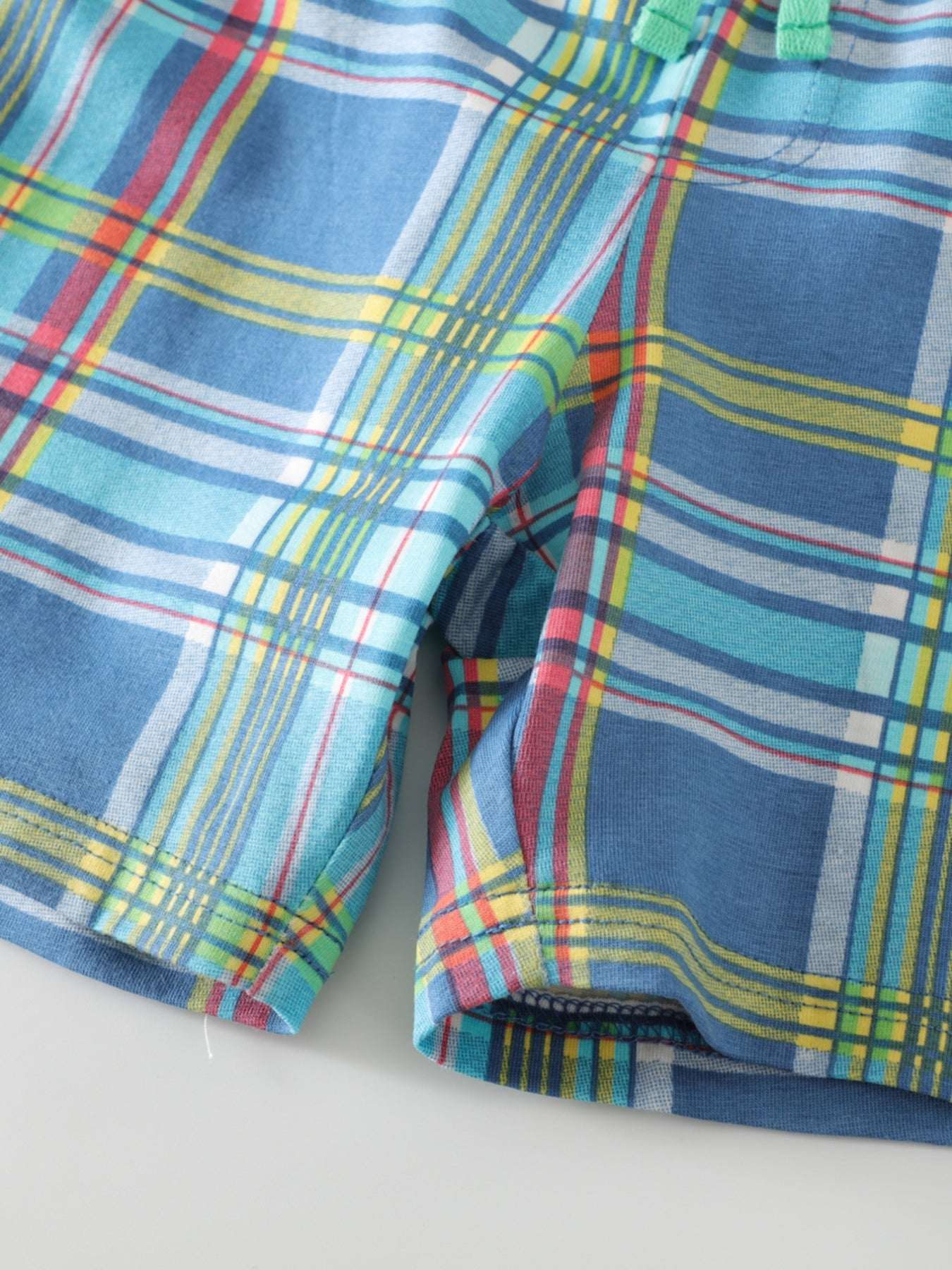 Plaid shorts with side seam and colorful woven pattern