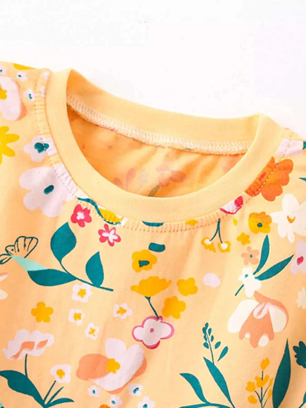 Kids T-shirt with colorful floral print and round neckline in yellow-gold
