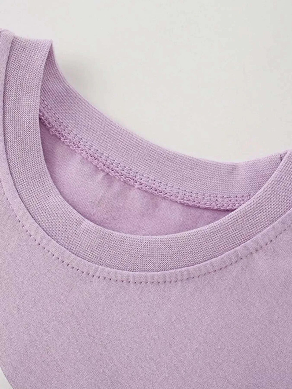 Children's purple short-sleeve T-shirt, crew neck collar close-up