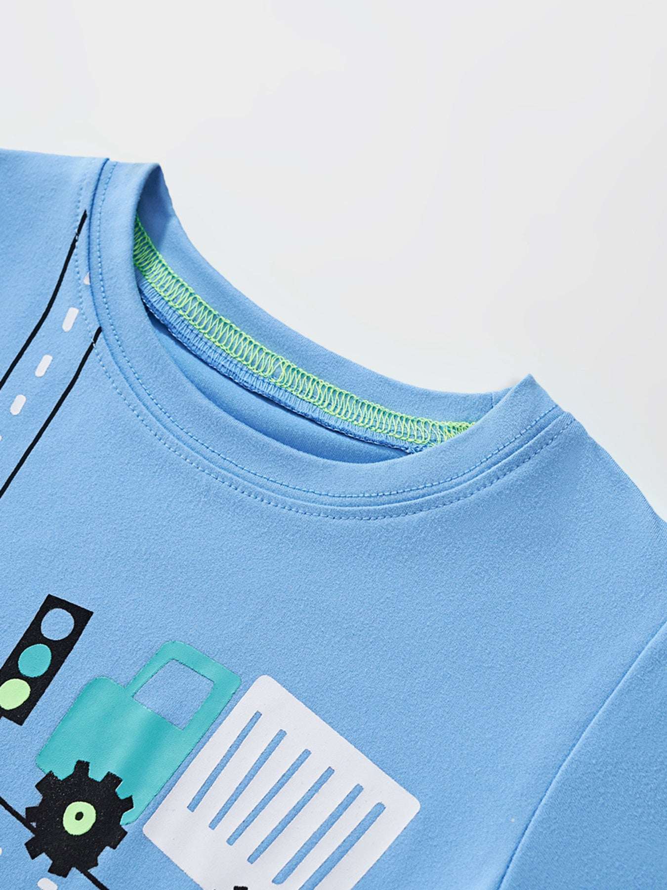 Sky blue kids T-shirt collar and construction vehicle print detail