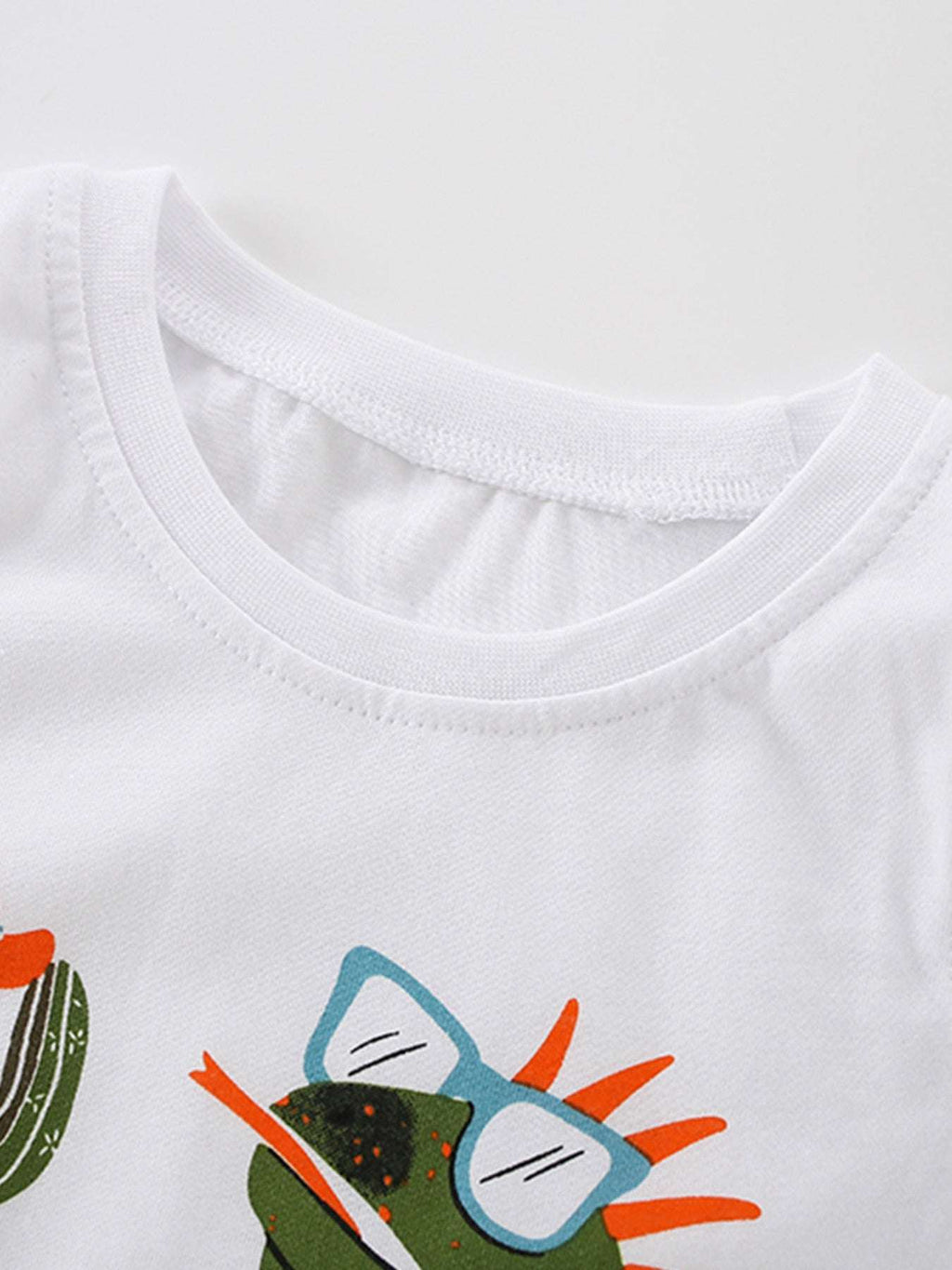 Children's lizard tank top neckline close-up, white round neck seam