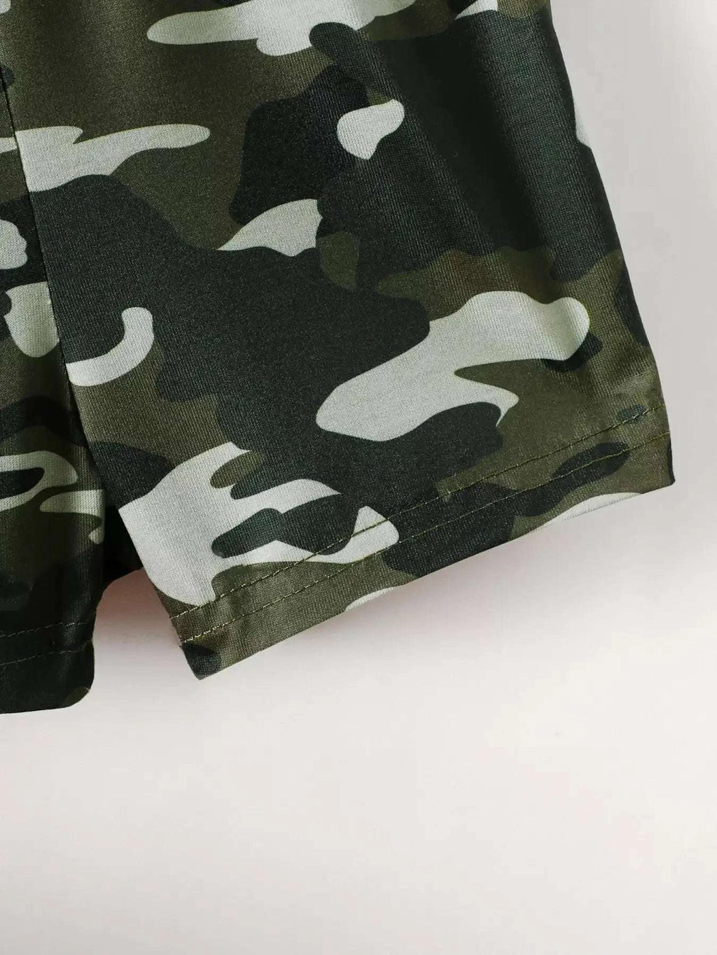 Green camouflage kids' shorts with straight hem and elastic waistband