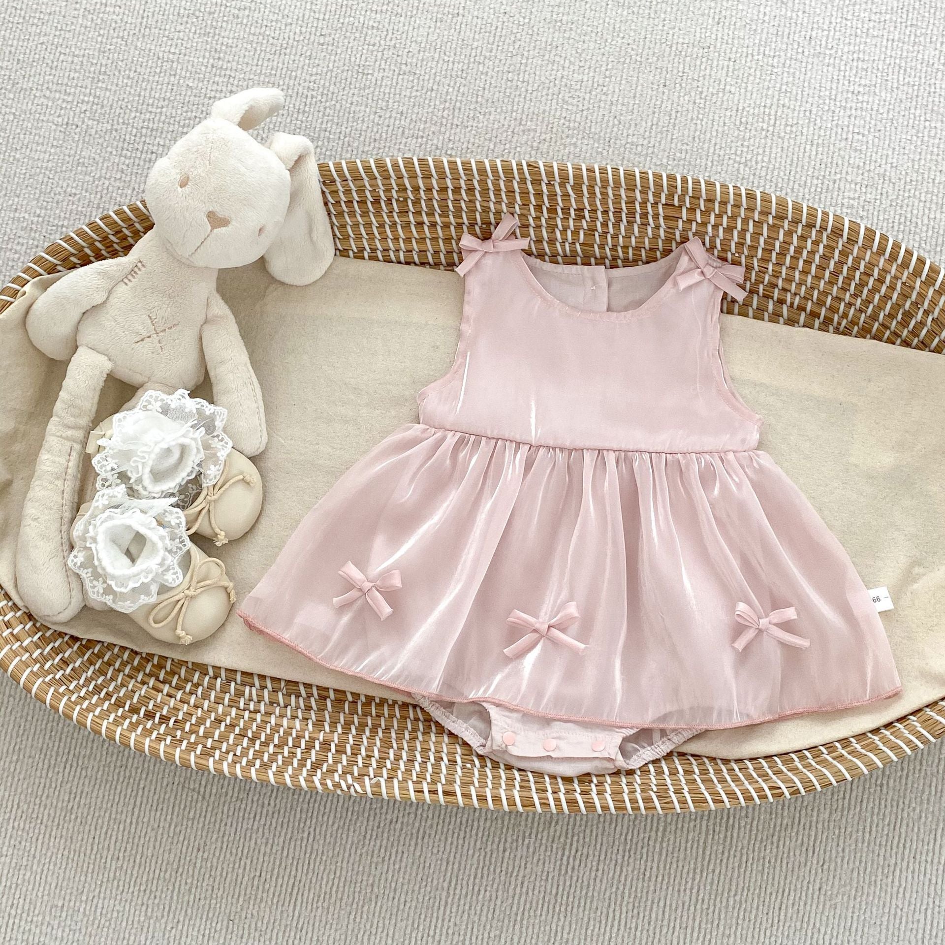 Cute Baby Girls Summer Outfit with Bow and Floral Design, Sleeveless Romper Dress, Princess Style for Newborns and Baby Showers