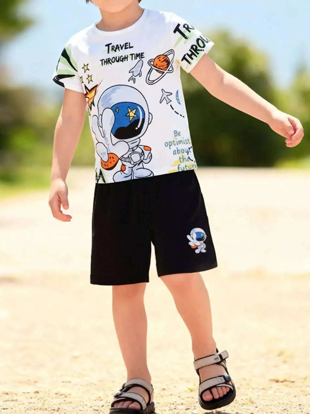 Kids' printed short-sleeve tee with astronaut graphic and black shorts set