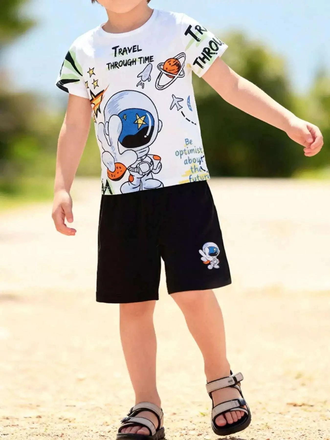 Kids' printed short-sleeve tee with astronaut graphic and black shorts set